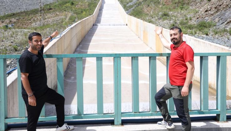 Kuvvetli yağışlarla birlikte yüzde yüz doluluk oranına ulaşan barajda su tahliyesi gerçekleştiriliyor
