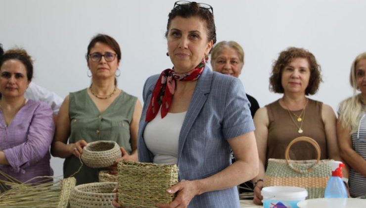 BATAKLIKTAN TOPLANAN BİTKİLER, AFETZEDE KADINLARIN ELİNDE SANATA DÖNÜŞÜYOR
