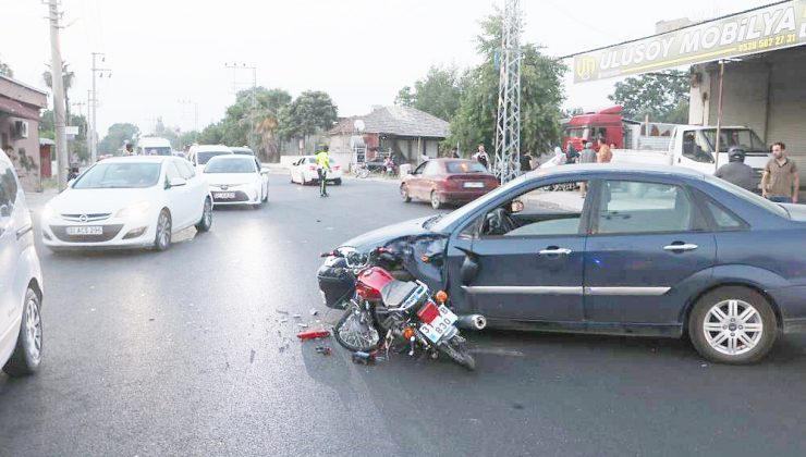 Otomobile ok gibi saplanan motosikletin sürücüsünün havaya uçtuğu feci kaza kamerada
