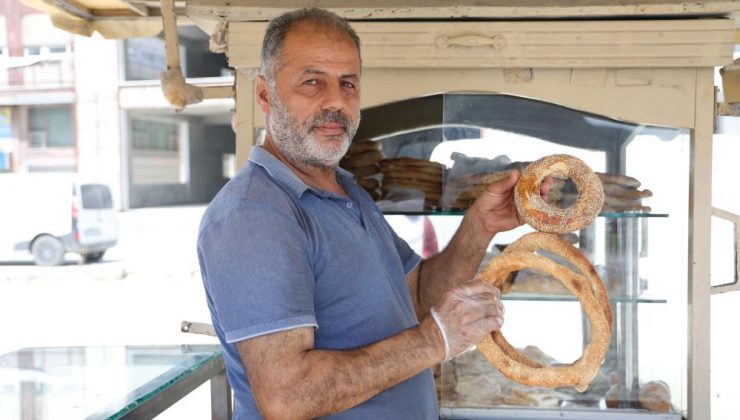 Seyyar aracının camına ‘Allah ölülerine kavuştursun simitçisi’ yazdıran simitçiyi gören bir daha bakıyor