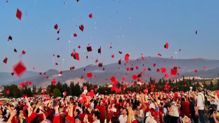 DEPREMİN YARALARININ SARILDIĞI İSKENDERUN’DA MEZUNİYET HEYECANI