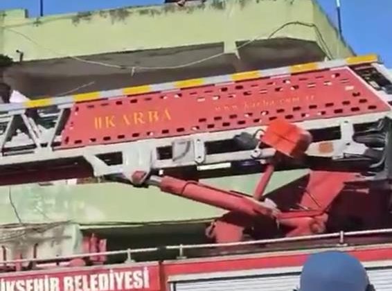İNTİHAR ETMEK İSTEYEN KADINI İTFAİYE EKİPLERİ YAKALADI, O ANLAR KAMERADA