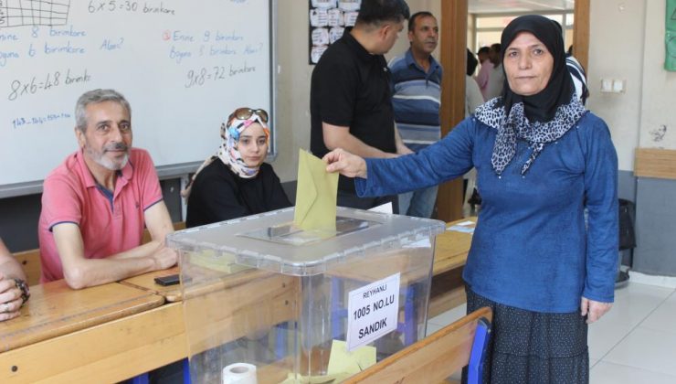 VATANDAŞLAR, TEKRARLANAN MUHTARLIK SEÇİMİ İÇİN YENİDEN SANDIK BAŞINA GİTTİ