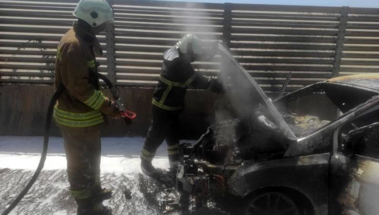 Seyir halindeyken yanmaya başlayan araç alevlere teslim oldu