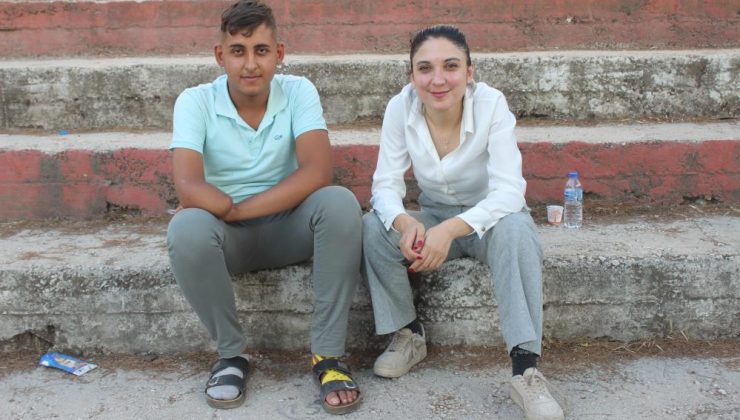 Depremde ailesini ve kolunu kaybeden genç, kitap okumak için gittiği kütüphaneden ev umuduyla çıktı