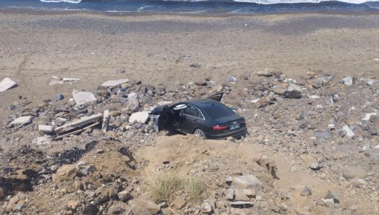 Arsuz’da tekeri patlayan otomobil uçuruma yuvarlandı: 2 yaralı