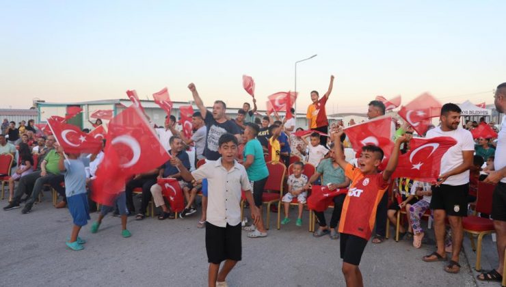 Depremzedeler, milli maç heyecanını konteyner kente kurulan dev ekranda yaşadı