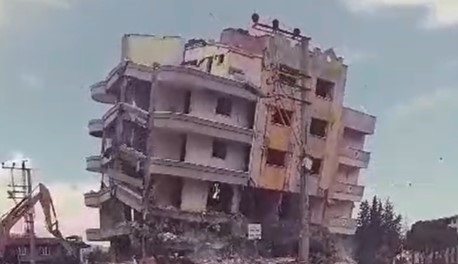 6 katlı bina iş makinesinin darbesiyle böyle yerle bir oldu