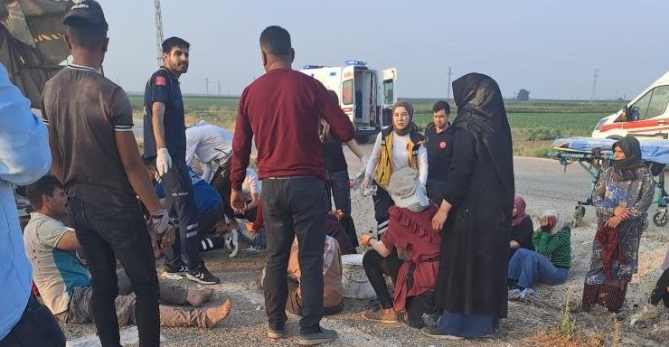 Hatay’da tarım işçilerini taşıyan kamyonet devrildi: 20 yaralı