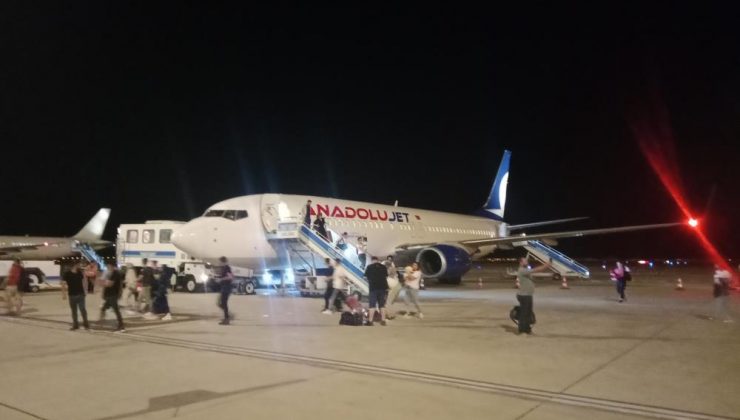 3 saat rötarlı kalkan uçakta türbülans paniği: Korku dolu anlar kamerada