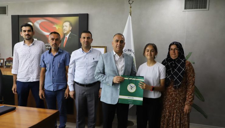 BAŞKAN SARI BAŞARILI ÖĞRENCİYİ ÖDÜLLENDİRDİ