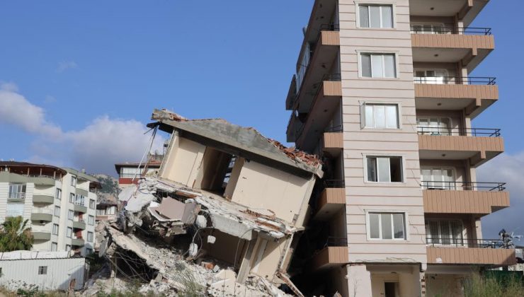 Yıkımı gerçekleştirilen 6 katlı bina yandaki az hasarlı binanın üzerine devrildi