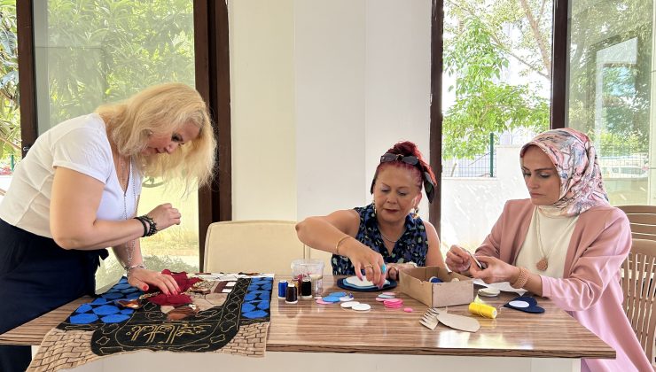 DEPREMZEDE KADINLAR KEÇEYİ SANATA ÇEVİRİYOR