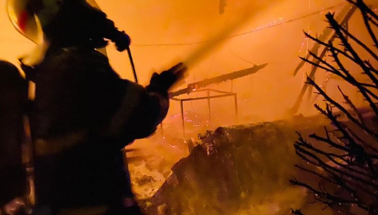 İNŞAAT MALZEMELERİ SATAN İŞ YERİNDE YANGIN