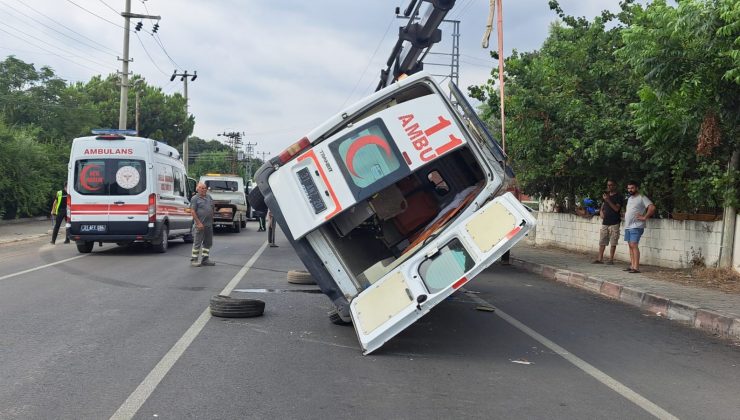 AMBULANS DEVRİLDİ: 2 SAĞLIK ÇALIŞANI YARALANDI