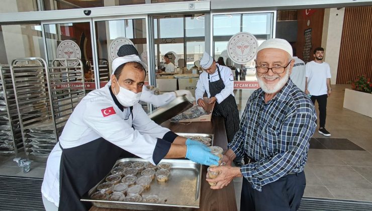 BAŞHEKİM SÖNMEZ, VATANDAŞLARA AŞURE İKRAM ETTİ
