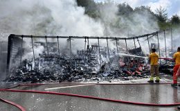 KAZA YAPAN ARAÇLAR ALEVLERE TESLİM OLDU