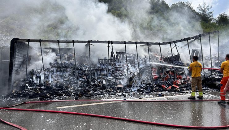 KAZA YAPAN ARAÇLAR ALEVLERE TESLİM OLDU