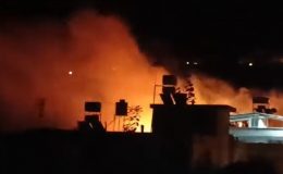 KUTLAMADA PATLATILAN HAVAİ FİŞEK YANGIN ÇIKARDI