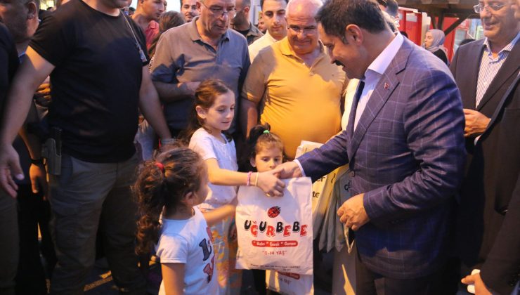 DEPREMZEDE ÇOCUKLARA HEDİYE DAĞITILDI