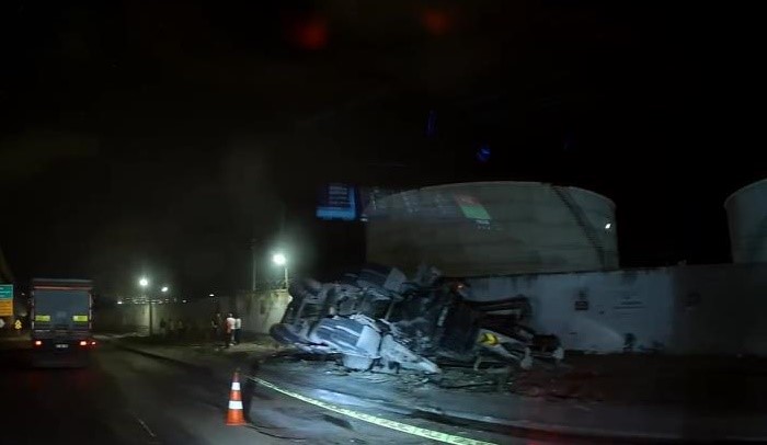 BETON POMPASI TAŞIYAN TIR DEVRİLDİ