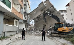 YIKIMI YAPILAN BİNA, SAĞLAM BİNANIN ÜZERİNE DEVRİLDİ  