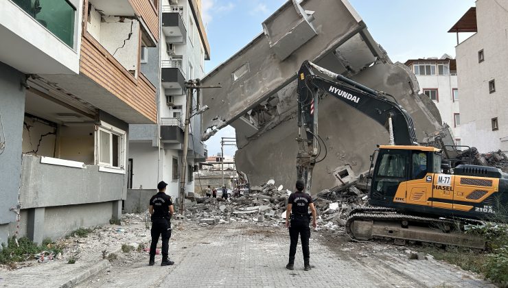 YIKIMI YAPILAN BİNA, SAĞLAM BİNANIN ÜZERİNE DEVRİLDİ  