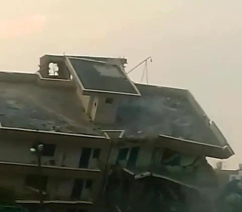 KONTROLLÜ OLARAK YIKILAN BİNA PANİK YARATTI