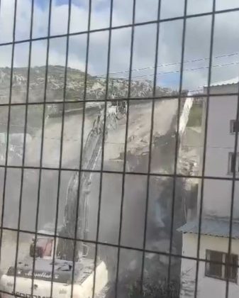 YIKIM ESNASINDA ÖLÜMDEN DÖNDÜ  
