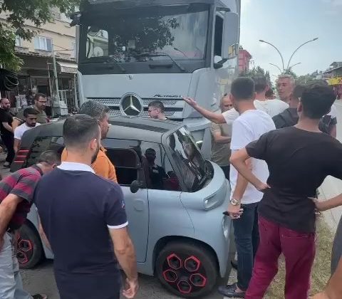 TIR MİNİ ARACI SÜRÜKLEDİ