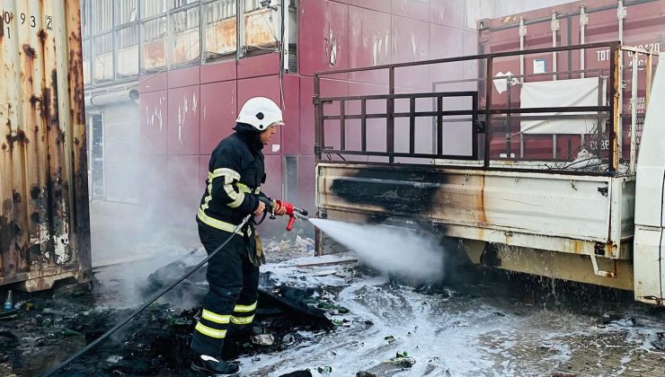 KAMYONETTE BAŞLAYAN YANGIN KONTEYNIRA SIÇRADI  