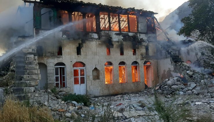 2 AHŞAP EVDE YANGIN ÇIKTI