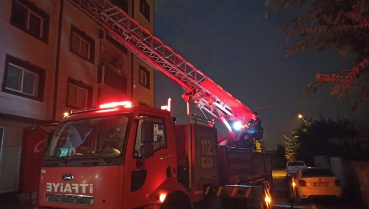 EVDE MAHSUR KALAN YAŞLI ADAMI İTFAİYE KURTARDI  