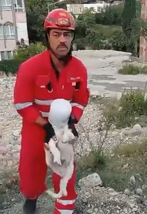 KAFASINI KOVAYA SIKIŞTIRAN KÖPEĞİ İTFAİYE KURTARDI