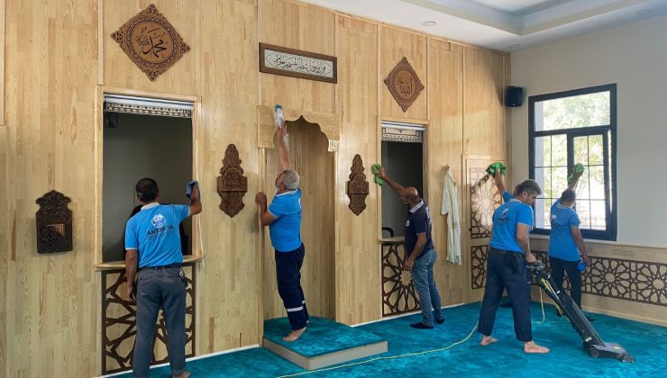 TEMİZLİK İŞLERİ MÜDÜRLÜĞÜ EKİPLERİ DURMAKSIZIN ÇALIŞIYOR