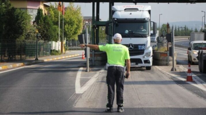 YASAK SAATLERDE TRAFİĞE ÇIKAN KAMYONA CEZA