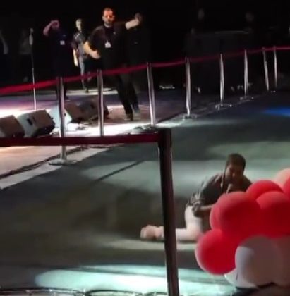 ÜNLÜ ŞARKICI KONSER ESNASINDA SAHNEDEN DÜŞTÜ