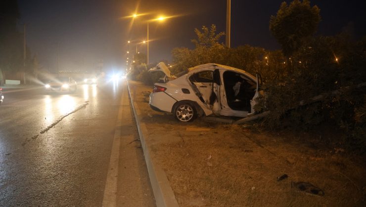 DİREĞE ÇARPAN ARAÇ HURDAYA DÖNDÜ
