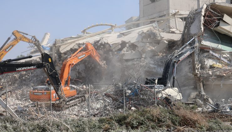DEVASA İŞ MERKEZİNİN YIKIM ANI KAMERAYA YANSIDI