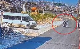MOTOSİKLETİYLE GİDERKEN SOPAYLA DÖVÜLDÜ
