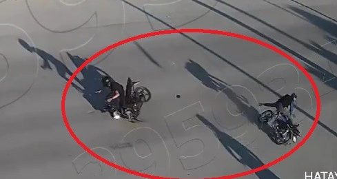 2 MOTOSİKLET SÜRÜCÜSÜNÜN ÇARPIŞMASI KAMERAYA YANSIDI