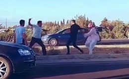 OTOBÜS ŞOFÖRÜ, OTOMOBİL SÜRÜCÜSÜNE BIÇAKLA SALDIRDI  