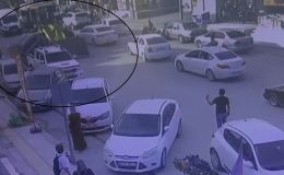 PARK HALİNDEKİ 4 ARACA ÇARPIP KAÇTI