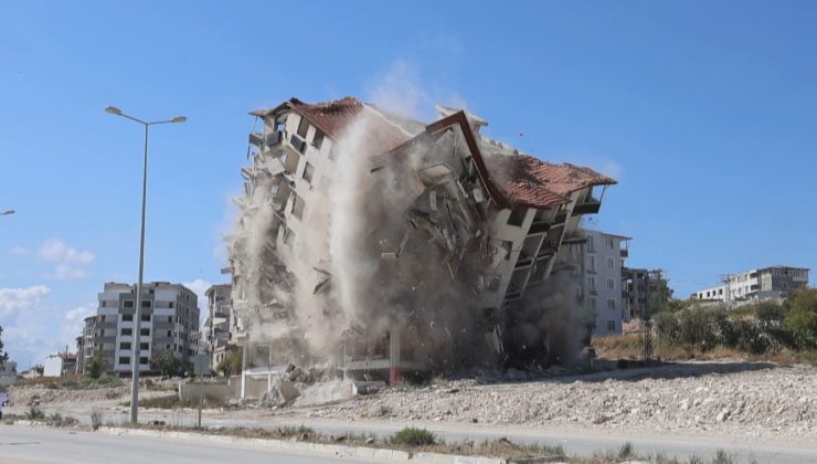 9 KATLI BİNANIN YERLE BİR OLMA ANI DRON KAMERASINDA   