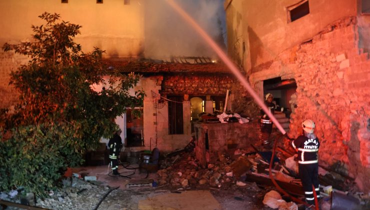ANTAKYA’DA METRUK BİNA ALEVLERE TESLİM OLDU  