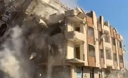 8 KATLI BİNA İŞ MAKİNESİNİN DARBESİYLE YERLE BİR OLDU  