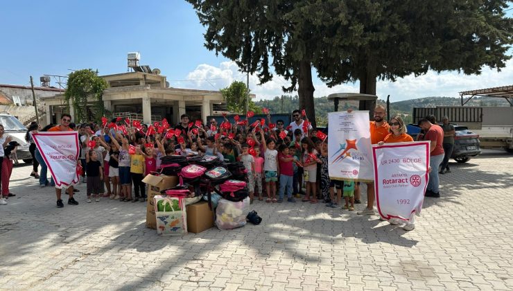 HATAY ESNAFINDAN ALDIKLARI KIRTASİYE ÜRÜNLERİNİ ÇOCUKLARA DAĞITTILAR