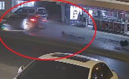 MOTOSİKLETLİNİN METRELERCE UÇTUĞU ANLAR KAMERADA