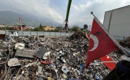 HURDA YIĞINI İÇERİSİNDEKİ TÜRK BAYRAĞINI ÇIKARARAK İŞ MAKİNESİNE ASTI