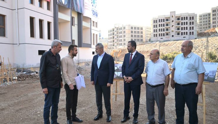 ÖNTÜRK, YAYLADAĞI’NDA DEPREM KONUTLARINI İNCELEDİ